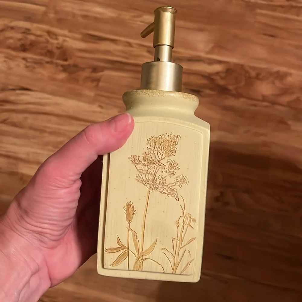 Lotion Bath soap dispenser art in motion nature’s curiosities plant flowers EUC